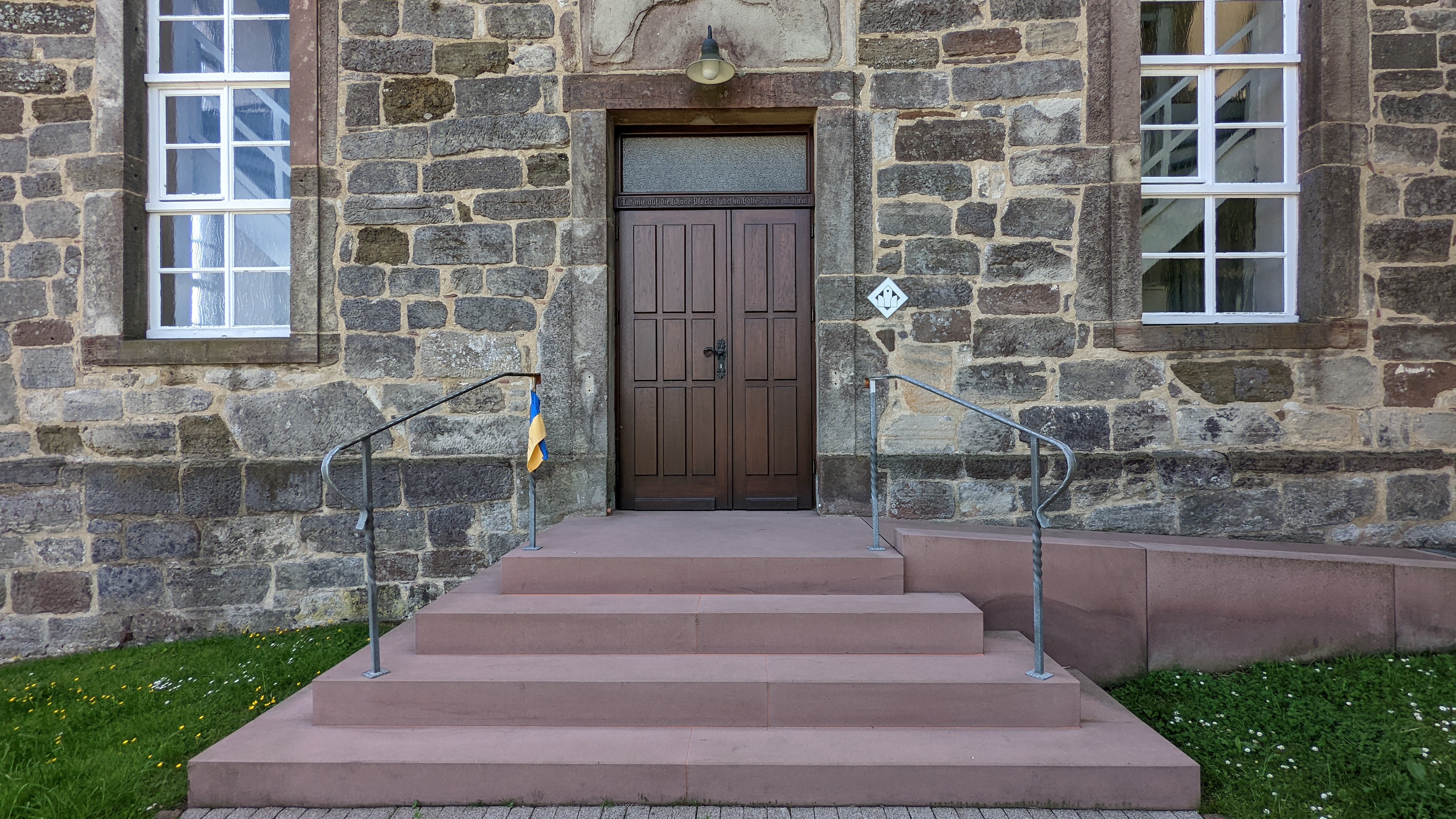 Eingelassenes Tympanon am früheren Eingang der Kirche Burghasungen