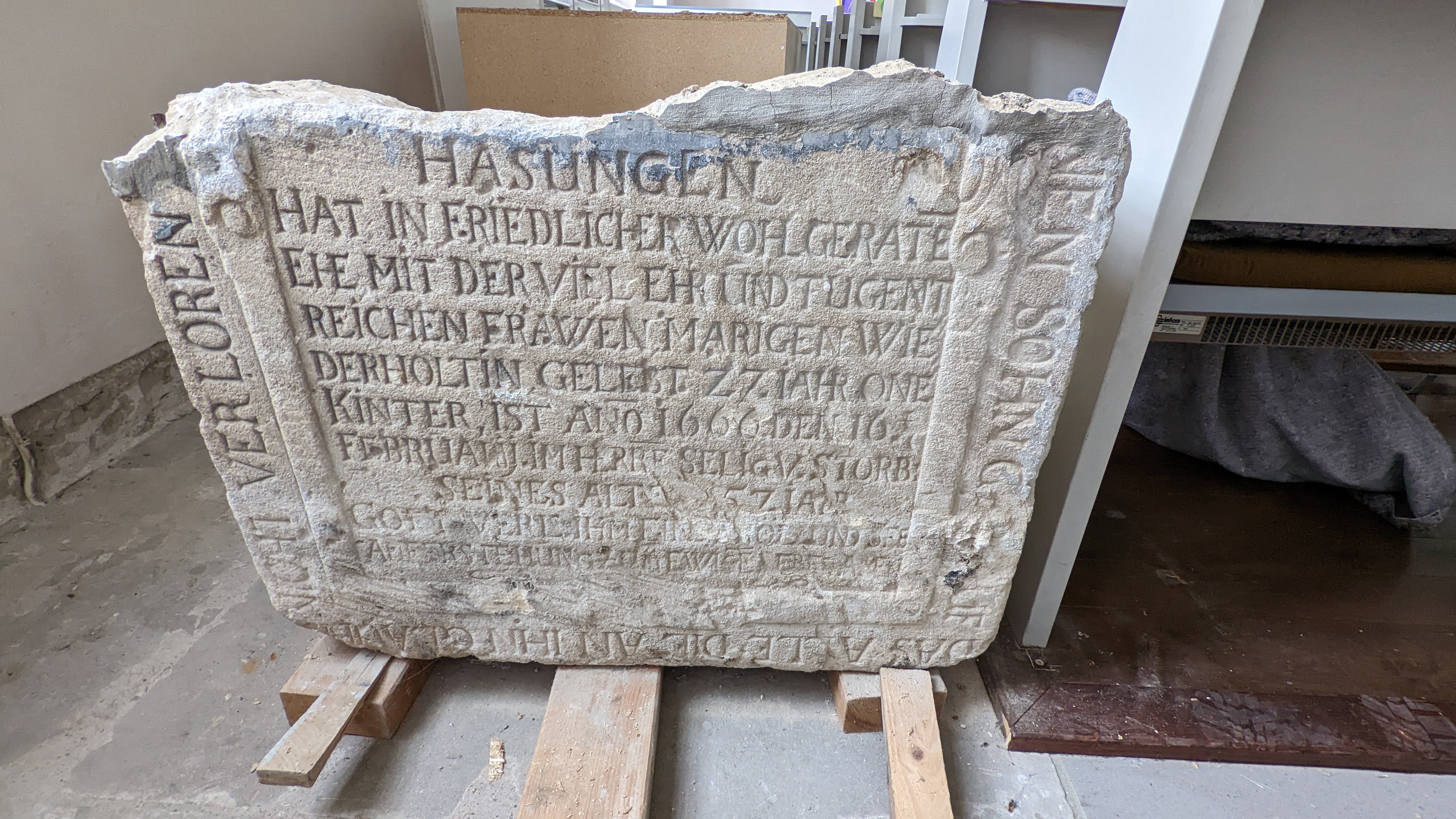 Unterseite des Epitaphs (mittlerweile wieder zusammengesetzt und neben Seitentüre hängend)